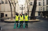 Paris Calligrammes – Place du Furstemberg 2018: In der Nähe des Place du Furstemberg hat Ulrike Ottinger in den 1060er Jahren zeitweise gewohnt und morgendlich das Ritual der Straßenreinigung mitbekommen, wenn die Männer die Wasserleitungen öffneten und die Straßen kehrten. Bei ihrer Rückkehr an den Ort posierten die Straßenreiniger von heute, die noch immer das Ritual vollziehen, für die Regisseurin.
