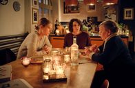 Tatort – Niki Odenthal (Ursula Werner, r.) erzählt Johanna (Lisa Bitter) und Lena (Ulrike Folkerts, m.) von ihrem beruflichen Schwerpunkt, dem Aufspüren und Anklagen von Naziverbrechern.