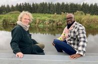 Yared kommt rum – Erzieherin Grit Lill mit Yared Dibaba: Die gebürtige Dresdnerin hat sogar ein Plattdeutsch-Zertifikat.