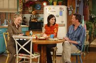 Friends – Die Dame (Maria Pitillo, l.) von der Adoptionsstelle besucht Chandler (Matthew Perry, r.) und Monica (Courteney Cox, M.). Zuerst sieht alles gut aus, doch niemand hat mit Joey gerechnet ...