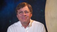 Spacetime – Bildunterschrift: Prof. Dr. Ulrich Walter lehrt für gewöhnlich Raumfahrttechnik an der Technischen Universität München. In der dritten Folge "Spacetime" erklärt er unter anderem, welche Risiken Astronauten bei der Reise ins All auf sich nehmen müssen.