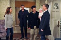 How I Met Your Mother – Während Lily (Alyson Hannigan, l.) und Marshall (Jason Segel, 2.v.l.) nicht ausschließen nach Long Island zu ziehen, haben Barney (Neil Patrick Harris, r.) und Ted (Josh Radnor, 2.v.r) ganz andere Pläne ...
