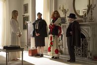 American Horror Story – Als Cordelia (Sarah Paulson, l.) von den Ratsmitgliedern Cecily Pembroke (Robin Bartlett, 2.v.l.), Myrtle Snow (Frances Conroy, 2.v.r.) und Quentin Fleming (Leslie Jordan, r.) überrascht wird, ahnt sie noch nicht, welche Anschuldigungen den Rat zu ihr in die Schule treiben ...