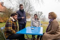 Der Alte – Nachdem ihr gemeinsamer Freund ermordet wurde, versucht Basti (Franz Dinda, 2.v.l.) sich, Maxi (Sebastian Edtbauer, l.), Bine (Julia Hartmann, 2.v.l.) und Rosa (Victoria Fleer, r.) vor der Polizei zu schützen.
