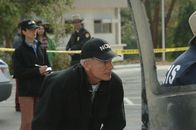Navy CIS – Gibbs (Mark Harmon, M.) und sein Team startet eine neue Untersuchung, als ein Krankenwagen, der den Leichnam eines Marines transportierte, in die Luft gesprengt wird ...