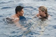Magnum P.I. – Thomas Magnum (Jay Hernandez, l.); Juliett Higgins (Perdita Weeks, r.)