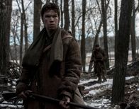 The Revenant - Der Rückkehrer – Wird sich der junge Trapper Bridger (Will Poulter) von seinem Kollegen, einem ehemaligen Soldaten, zu einer grausamen Tat überreden lassen?