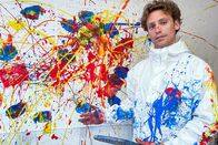 Donnschtig-Jass – Musiker Bastian Baker bei einem Actionpainting im Rahmen der «Color ta vie»-Challenge