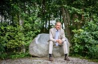 Sturm der Liebe – Katja ist angestoßen, als sie Markus (Timo Ben Schöfer, M.) an ihrem gemeinsamen Lieblingsort sieht.