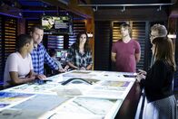 Navy CIS: L.A. – v.l.n.r.: Andrea Bordeaux, Chris O'Donnell, Daniela Ruah, Eric Christian Olsen, Barrett Foa und Renée Felice Smith) die Eindringlinge ausfindig machen ...