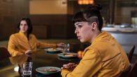 Alex Rider – Kyra (Marli Siu, r.) und James (Earl Cave, l.) beobachten traurig ihre Mitschülerin am Nebentisch. Sie ist völlig verändert und verhält sich wie ein Roboter. Die beiden machen sich große Sorgen.