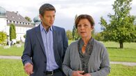 Die Rosenheim-Cops – Weil das Opfer ihren Hof angezündet haben soll, hat sich Marianne Eder (Bettina Redlich, r.) nun gerächt, glaubt Kommissar Sven Hansen (Igor Jeftic, l.).