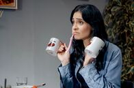 Almania – Pärchentassen! Sahra (Pegah Ferydoni) ist entsetzt. Sie nimmt doch sogar ihre Zahnbürste wieder mit, wenn sie bei Stimpel übernachtet.