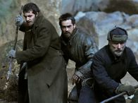 The Way Back - Der lange Weg – Janusz (Jim Sturgess, li.), Valka (Colin Farrell, Mitte) und Smith (Ed Harris, re.) müssen sich auf ihrer Flucht gegen wilde Tiere zur Wehr setzen.