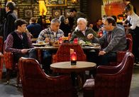 Man with a Plan – (v.li.) Matt Cook (Lowell), Matt LeBlanc (Adam Burns), Stacy Keach (Joe Burns), Kevin Nealon (Don Burns).