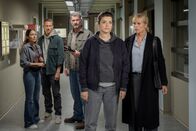 SOKO Leipzig – Kommissarin Jana Zschocke (Altine Emini, 2.v.r.) gesteht einen Mord. Doch das scheint viel zu einfach. Ina Zimmermann (Melanie Marschke, r.) ist besorgt, Kim Nowak (Amy Mußul, l.), Moritz Brenner (Johannes Hendrik Langer, 2.v.l.) und Dirk Trebbe (Simon Böer, M.) sind nachdenklich.