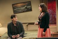 Two and a Half Men – Alan und Lyndsey wiegen sich mit ihrer Affäre in Sicherheit, doch dann stellt sich heraus, dass der misstrauische Larry einen Privatdetektiven engagiert hat. Auf Fotos sind jedoch nicht Lyndsey und Alan, sondern Lyndsey und Walden (Ashton Kutcher, l.) zu sehen. Die Situation eskaliert, als urplötzlich Rose (Melanie Lynskey, r.), Charlie Harpers Stalkerin, wieder auf der Bildfläche erscheint ...