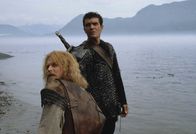 Der dreizehnte Krieger – Auf seiner Reise trifft Ahmed (Antonio Banderas,r.) eine Gruppe von Wikingerkriegern (hier Dennis Storhři als Herger - Joyous), die ihn um Hilfe bitten. Denn ihr Land wird von blutrünstigen Nebelkreaturen heimgesucht.
