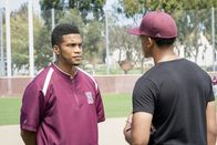 All American – (v.li.): Cory Hardrict (Coach Marcus Turner), Peyton Alex Smith (Damons Sims).