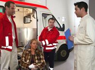 In aller Freundschaft – Dr. Achim Kreutzer hat Notdienst und liefert Nicole Brahms, die einem Schwächeanfall erlag, in die Sachsenklinik ein. Dr. Achim Kreutzer (Johannes Steck), Nicole Brahms (Katrin Weißer), Rettungssanitäter und Dr. Philipp Brentano (Thomas Koch)