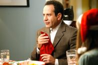 Monk – Den Weihnachtsabend verbringt Monk (Tony Shalhoub) zusammen mit Natalie, die ein paar Obdachlose zum Essen eingeladen hat. Den Umgang mit einer Serviette muss der reinliche Monk den Gästen noch beibringen ...