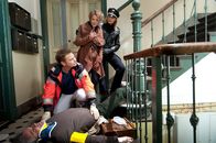 Notruf Hafenkante – Bei einer Wohnungsauflösung kommt es zu einem Unfall: Notarzt Haase (Fabian Harloff, 2.v.l.) versorgt den verletzten David Ingwersen (Christoph Gareisen, liegend), während dessen Frau Konstanze (Karin Giegerich, 2.v.r.) und Melanie (Sanna Englund, r.) besorgt dabei stehen.