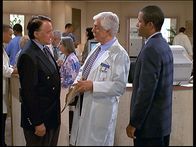 Diagnose: Mord – Der Topagent Drake (Robert Vaughn, l.) und sein Assistent Kesler (Phil Morris, r.) wollen von Mark Sloan (Dick Van Dyke, M.) wissen, wo Jesse und sein Vater sich aufhalten.