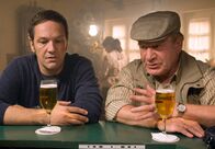 Mord mit Aussicht – Andreas Zielonka (Max Gertsch, l.) und sein Vater Hans Zielonka (Michael Hanemann, r.) fachsimpeln in der Kneipe.