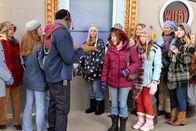 The Middle – Weil Sue (Eden Sher, 3.v.r.) unbedingt zu einem Justin Bieber-Konzert gehen will, tut Frankie (Patricia Heaton, 4.v.r.) alles, um an Karten zu kommen. Währenddessen weigert sich Brick, in die Schule zu gehen, nachdem er den Buchstabierwettbewerb verloren hat ...