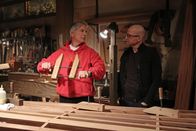 Navy CIS – Während der Ermittlungen in einem neuen Fall, muss sich Gibbs (Mark Harmon, l.) erneut mit seinen Nahtoderfahrungen auseinandersetzen. Doch kann Dr. Cyril Taft (Jon Cryer, r.) ihm dabei helfen?