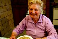 Zu Tisch ... – Nonna Maria mit der Farrechiata.