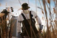 Mayday - Alarm im Cockpit – Nach dem Absturz des Valujet-Fluges 592 durchkämmen Taucher die Florida Everglades auf der Suche nach Hinweisen auf die Ursache, die dazu führte, dass die DC-9 kurz nach dem Start vom Miami International Airport am 11. Mai 1996 in Flammen aufging. Das Flugzeug ist in einem abgelegenen Teil der Florida Everglades abgestürzt. Die Rettungskräfte können die Absturzstelle nur mit einem Luftkissenboot erreichen, und der größte Teil des Wracks liegt unter dichtem Schlamm und ist von Sägegras umgeben. Die Retter müssen zunächst die beiden Black Boxes des Flugzeugs finden, um Hinweise auf die Ursache des heftigen Brandes an Bord zu finden, der das Flugzeug innerhalb weniger Minuten zum Absturz brachte.