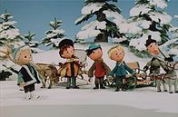 "Unser Sandmännchen" wird 65!: Unser Sandmännchen – Gemeinsam staunen die fünf, dass die beiden Riesen das Haus und den Baum zurückbringen.