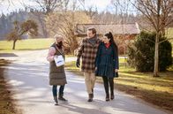 Sturm der Liebe – Vanessa (Jeannine Gaspár, l.) erzählt Henning (Matthias Zera, M.) und Shirin (Merve Çakır, r.) von Gerrys Missgeschick.
