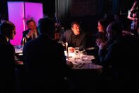 Blindspot – Patrick Reitwald (Marcus Mittermeier, 3.v.l.), Max van Veeren (Klaus Steinbacher, 3.v.r.) und Saskia Blankenstein (Felicitas Woll, 2.v.r.) versuchen den Deal mit dem Scheich (David A. Hamade, r.) abzuschließen.