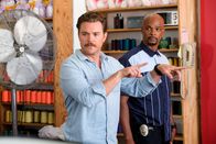 Lethal Weapon – Als die Leiche von Richie Kim mit einem Loch im Kopf im Fashion District von L.A. gefunden wird, müssen Riggs (Clayne Crawford, l.) und Murtaugh (Damon Wayans, r.) ermitteln ...