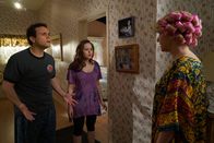 The Goldbergs – (v.li.) Troy Gentile (Barry Goldberg), Hayley Orrantia (Erica Goldberg), Wendi McLendon-Covey (Beverly Goldberg).