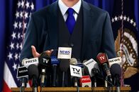 WELT Live – Politician at Press Conference