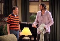 Two and a Half Men – Milliardär mit Wasserschaden: Jon Cryer als Alan Harper, Ashton Kutcher als Walden Schmidt (Copyright SRF/Warner Bros.)