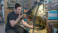 Das war dann mal weg – Funkladen-Inhaber Josef Schönberger an seiner CB-Funkstation.