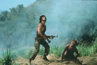 Rambo II - Der Auftrag – Wieder einmal muss Rambo (Sylvester Stallone, l.) einen riskanten Auftrag übernehmen: Um gefangene US-Soldaten zu befreien, springt Rambo über dem vietnamesischen Dschungel ab ...