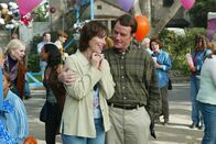 Malcolm mittendrin – Während sich Lois (Jane Kaczmarek, l.) und Hal (Bryan Cranston, r.) schnell damit abfinden können, dass sie in der ganzen Nachbarschaft gehasst werden, hat Malcolm ein großes Problem damit ...