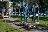 SOKO München – Die SOKOs am Tatort: Dominik Morgenstern (Joscha Kiefer, r.), Franz Ainfachnur (Christofer v. Beau, M.) und Dr. Weissenböck (Florian Odendahl, l.). Billie Curio (Sina Reiß, hinten 2.v.l.) versorgt Loraine Flores-Bichl (Nadine Menz, hinten l.), die den Mörder gesehen hat.