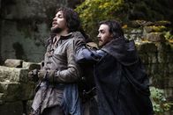 Die Musketiere – Aramis (Santiago Cabrera, l.); Lucien Grimaud (Matthew McNulty, r.)
