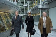 A Most Wanted Man – Auf dem Weg ins Ministerium: Michael Axelrod (Herbert Grönemeyer, l.), Erna Frey (Nina Hoss, m.) und Günther Bachmann (Philip Seymour Hoffman, r.).