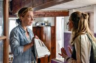 Zimmer mit Stall – Sophie (Aglaia Szyszkowitz, li.) diskutiert mit ihrer Tochter Leonie (Carolin Garnier).