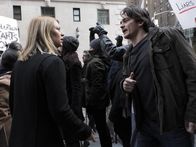 Homeland – Versuchen alles, um die Präsidentin zu retten. Doch ein Anschlag ist bereits auf sie geplant: Carrie (Claire Danes, l.) und Quinn (Rupert Friend, r.) ...