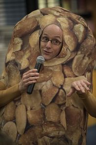 Community – Dean Pelton (Jim Rash) hat schlechte Nachrichten - ob sein Erdnussriegelkostüm die Neuigkeiten etwas abmildern kann?