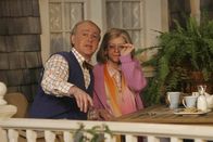 How I Met Your Mother – Lily (Alyson Hannigan, r.) stellt sich bei jeder von Teds Freundinnen vor, wie es ist, mit dieser und Marshall (Jason Segel, l.), Ted und ihr selbst als Rentner auf der Veranda zu sitzen und Bridge zu spielen. Karen besteht den Test leider nicht ...