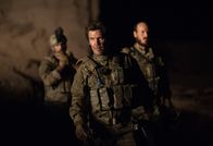 Sicario – Als Regierungsbeauftragter muss Matt (Josh Brolin, M.) den eskalierenden Drogenkrieg unter Kontrolle halten. Keine leichte Aufgabe, da Drogenboss Diaz nicht mit fairen Mitteln spielt ...